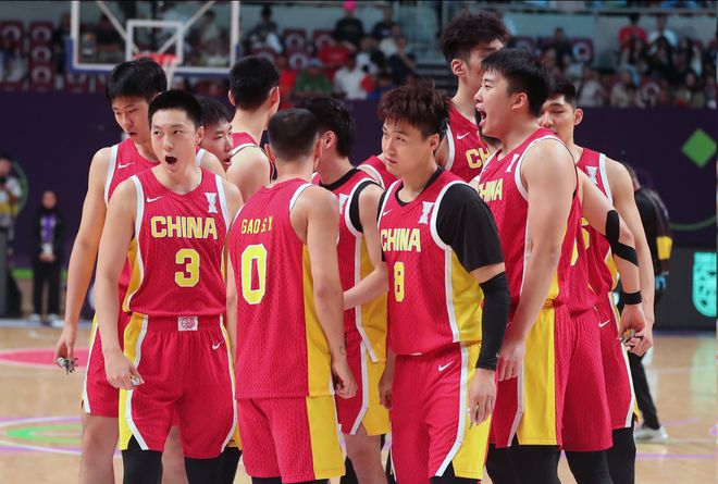 每天补贴300！中国男篮除夕还在训练，球迷：假装努力